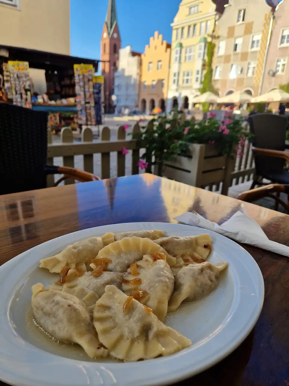 Pierogi z mięsem z podsmażaną cebulką w Dziupli — w tle Rynek Starego Miasta