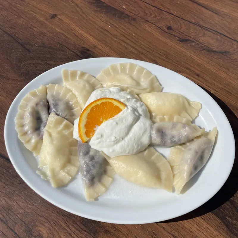 Pierogi ze śmietaną i pomarańczą